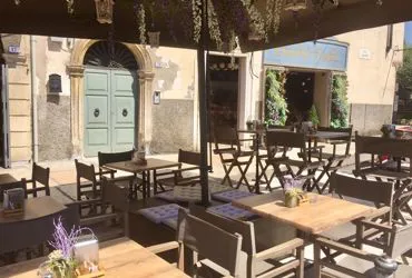 Tavoli e sedie in legno