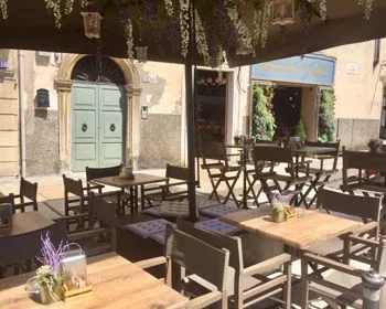 Tavoli e sedie in legno